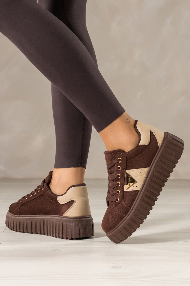 Czekoladowe sneakersy damskie buty sportowe na żłobionej platformie złota ozdoba beżowe wstawki sznurowane Carla OOH-83