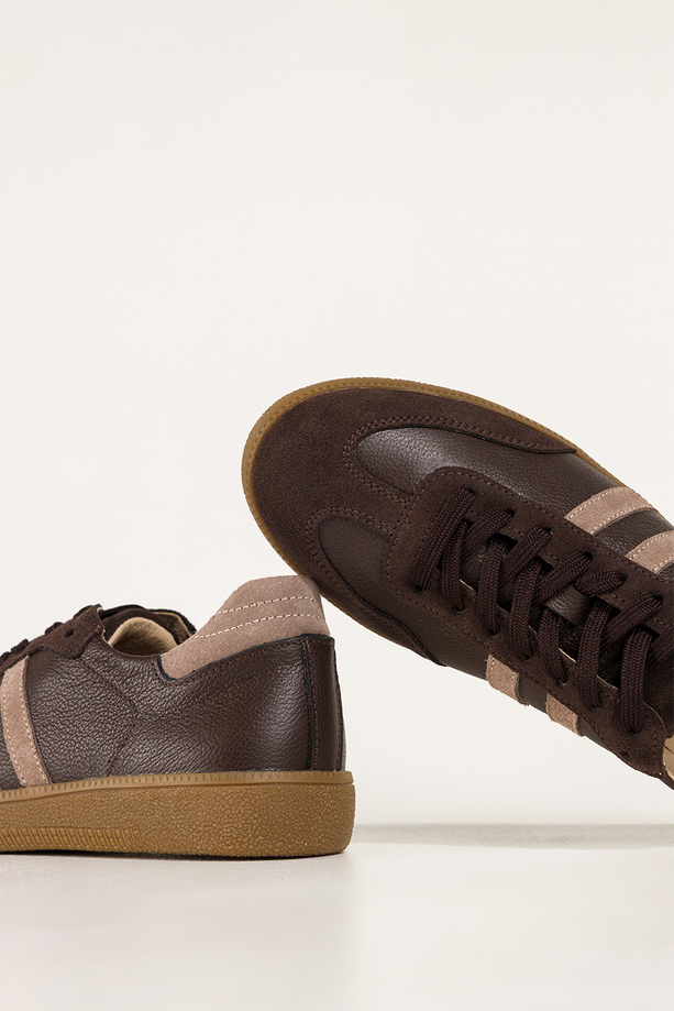 Czekoladowe sneakersy skórzane damskie buty sportowe na elastycznej podeszwie beżowe wstawki sznurowane PRODUKT POLSKI Casu M8931