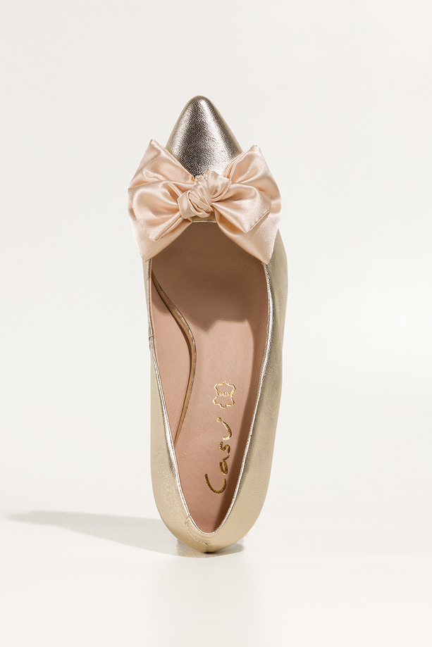 Złote czółenka skórzane damskie z satynową beżową kokardą niski obcas kieliszek  PRODUKT POLSKI Casu 6989-296