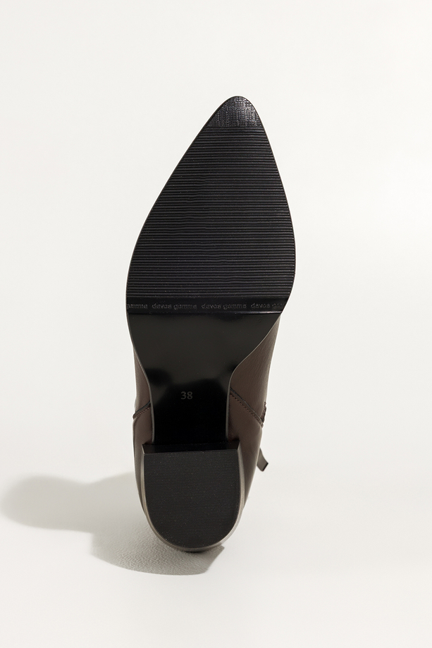 Czekoladowe botki skórzane damskie kowbojki na ściętym klocku guma w cholewce pasek ze stalową ozdobą PRODUKT POLSKI Casu 39435