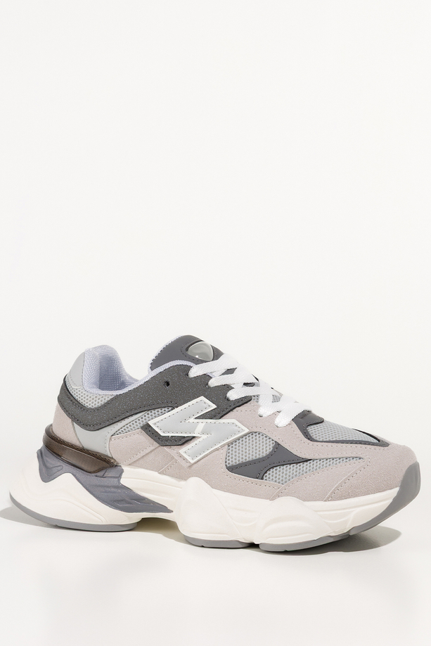 Szare sneakersy damskie buty sportowe z perforacją na białej platformie sznurowane Casu Y808-7