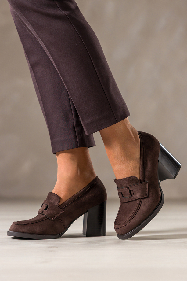 Czekoladowe mokasyny damskie półbuty na słupku ozdobny pasek na cholewce Carla 0715