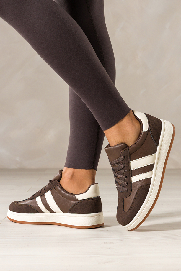 Czekoladowe sneakersy damskie buty sportowe na białej platformie białe wstawki sznurowane Casu 4-31