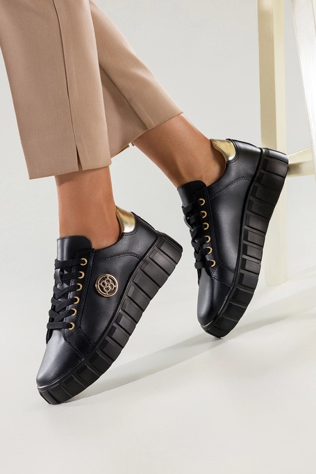 Czarne sneakersy skórzane damskie creepersy na platformie sznurowane złota ozdoba Carla 7720