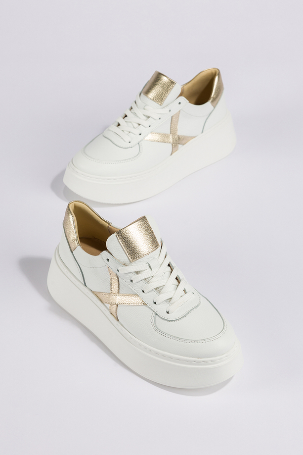 Białe sneakersy skórzane damskie buty sportowe sznurowane na platformie złote wstawki PRODUKT POLSKI Casu N1108S4