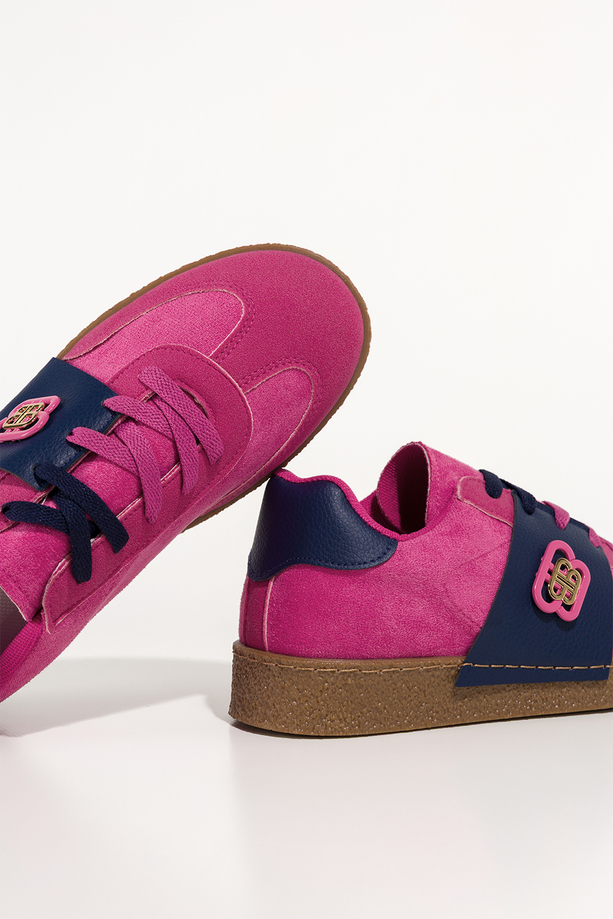 Fuksjowe sneakersy damskie buty sportowe na beżowej platformie podwójne sznurówki granatowe wstawki złota ozdoba Casu 0983