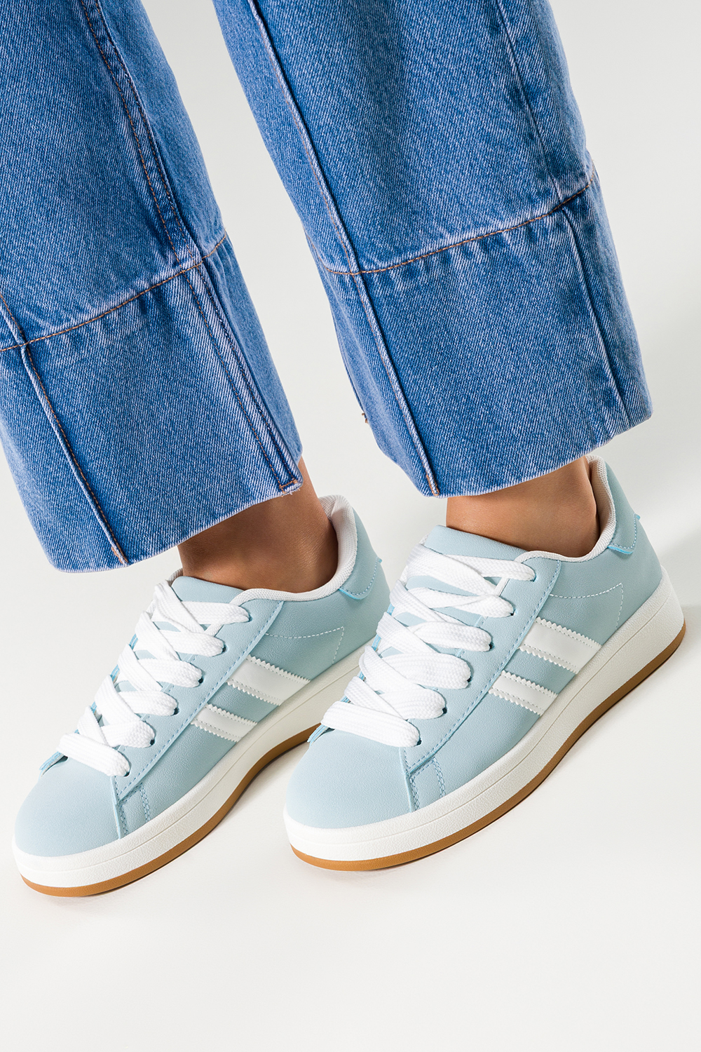 Niebieskie sneakersy damskie buty sportowe na platformie sznurowane biae wstawki Casu 77632-5