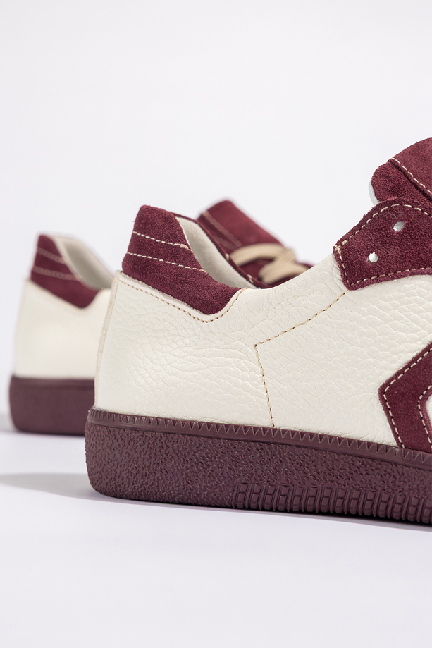 Beżowe sneakersy skórzane damskie buty sportowe na elastycznej płaskiej podeszwie z bordowymi wstawkami sznurowane PRODUKT POLSKI Casu N1236