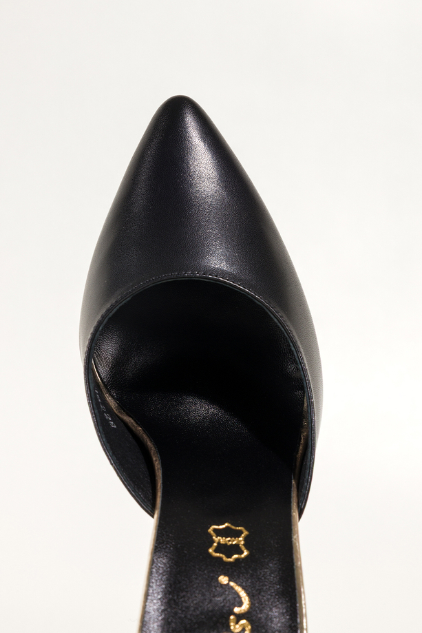 Czarne czółenka skórzane damskie na słupku ze złotym łańcuszkiem wokół kostki PRODUKT POLSKI Casu 7552-899