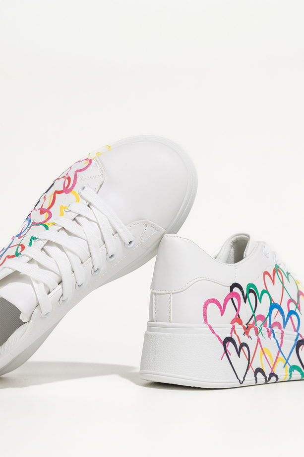 Białe sneakersy damskie buty sportowe na platformie z kolorowymi sercami sznurowane Casu YL-869