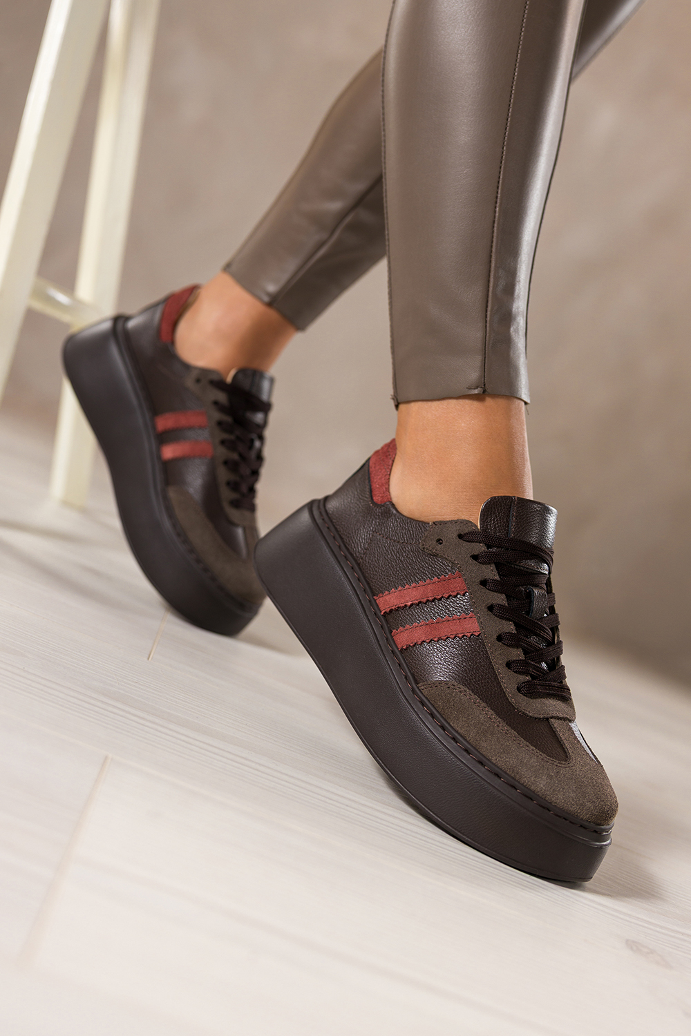 Czekoladowe sneakersy skórzane damskie buty sportowe na platformie z rudymi wstawkami sznurowane PR