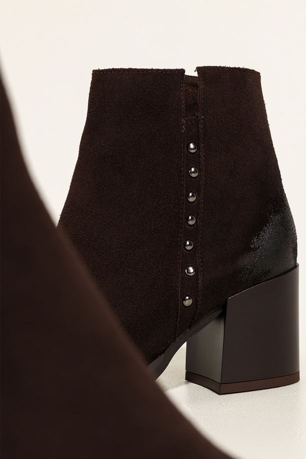 Czekoladowe botki skórzane damskie na szerokim słupku nity na cholewce PRODUKT POLSKI Casu 8863