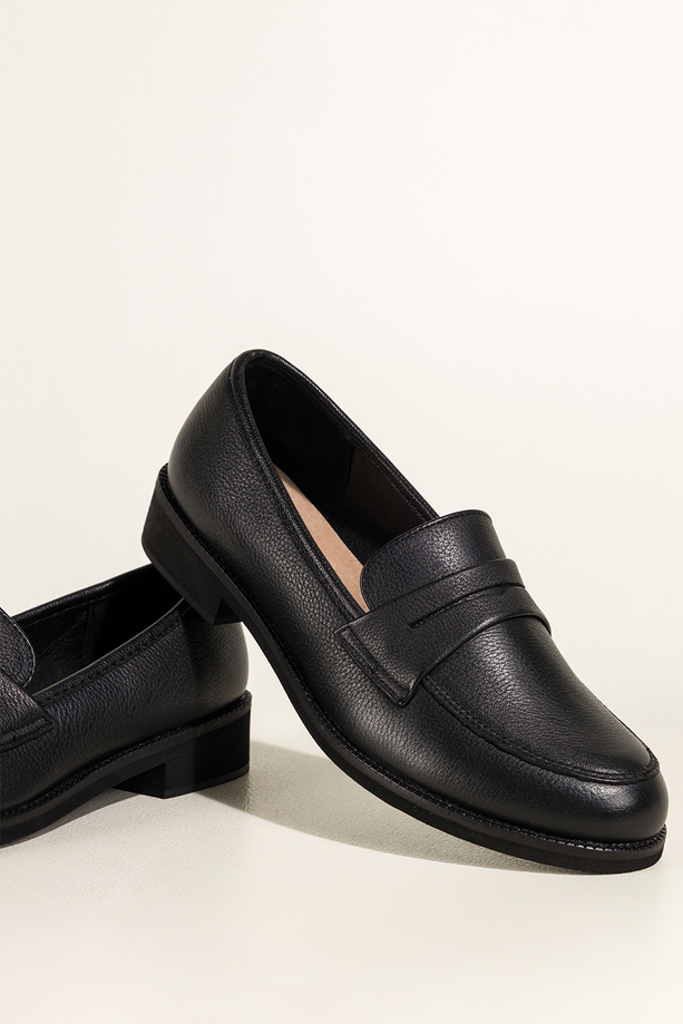 Czarne mokasyny skórzane damskie Sergio Leone na niskim szerokim obcasie ozdobny pasek na cholewce NP74887-H