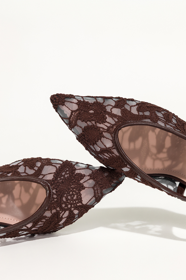 Czekoladowe czółenka damskie szpilki koronkowe odkryta pięta guma w pasku Carla S1-8844V