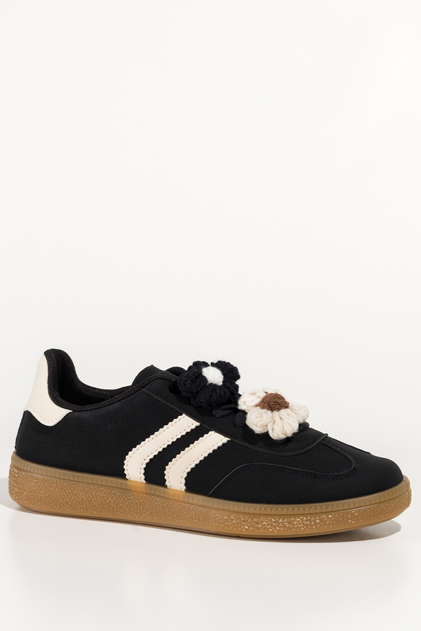 Czarne sneakersy damskie buty sportowe na platformie welurowe sznurówki z odpinanymi kwiatami beżowe wstawki Carla X6087