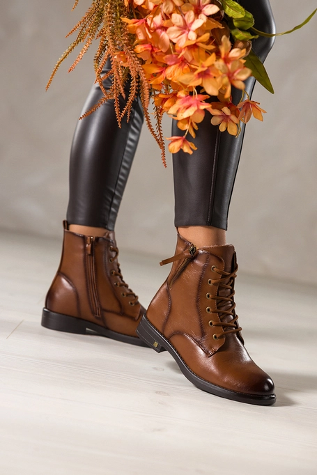 Brązowe botki damskie płaskie na cholewce ozdobny zamek sznurowane Casu 7080-6