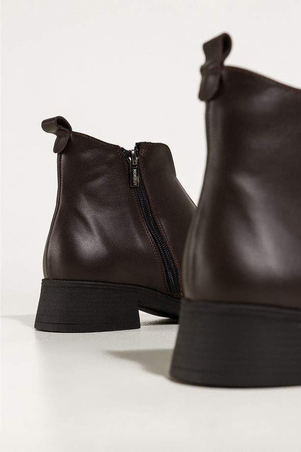 Czekoladowe botki skórzane damskie na niskim obcasie wycięta cholewka z elastyczną gumą PRODUKT POLSKI Casu 380