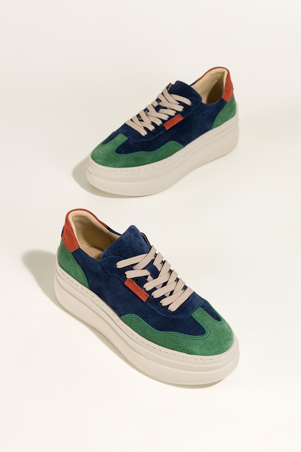 Granatowe sneakersy skórzane damskie buty sportowe na platformie z zielonymi i rudymi wstawkami sznurowane PRODUKT POLSKI Casu M8730H6