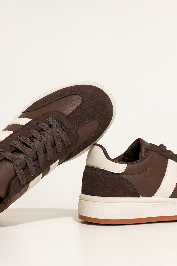 Czekoladowe sneakersy damskie buty sportowe na białej platformie białe wstawki sznurowane Casu 4-31
