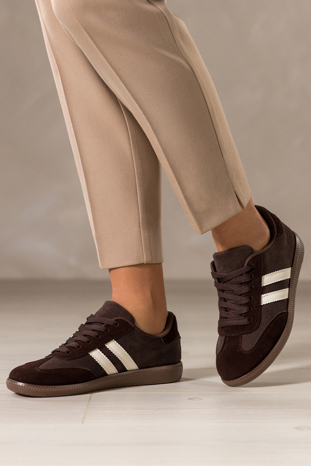 Czekoladowe sneakersy damskie buty sportowe na elastycznej podeszwie jasnobeżowe wstawki sznurowane Casu 22336-3