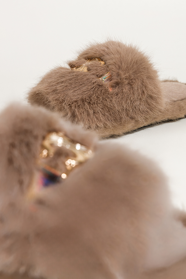 Ciemnobeżowe kapcie damskie obuwie domowe futrzane szeroki pasek ze złotą ozdobą Casu UO961