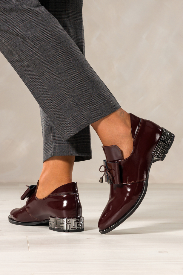 Bordowe półbuty skórzane damskie lakierowane dekoracyjny obcas wycięta cholewka kokarda  PRODUKT POLSKI Casu 8600