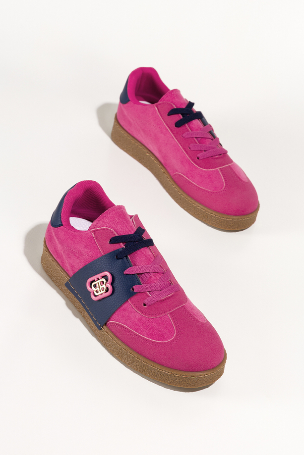 Fuksjowe sneakersy damskie buty sportowe na beżowej platformie podwójne sznurówki granatowe wstawki złota ozdoba Casu 0983