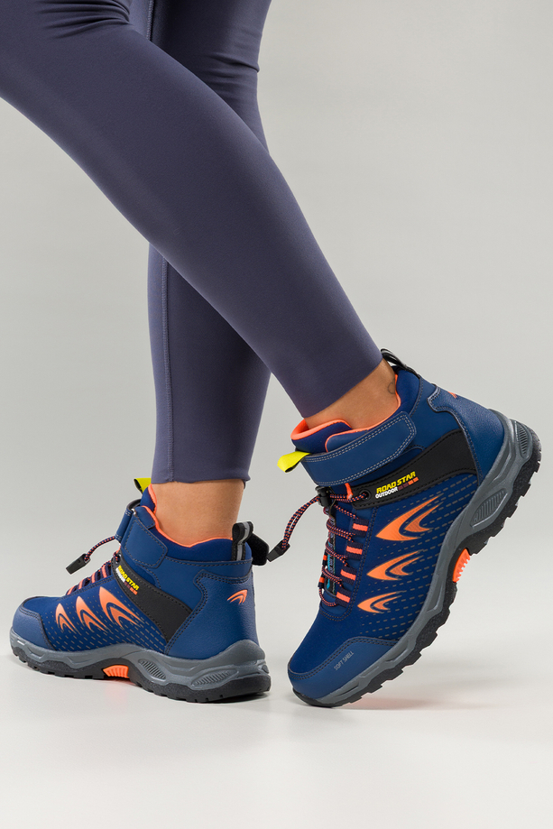Granatowe buty trekkingowe damskie na bieżnikowanej podeszwie z regulowaną elastyczną sznurówką pomarańczowe wstawki softshell Casu 2310-10W