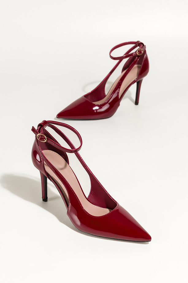 Bordowe czółenka damskie lakierowane szpilki wycięcia na cholewce pasek wokół kostki Carla 641-8