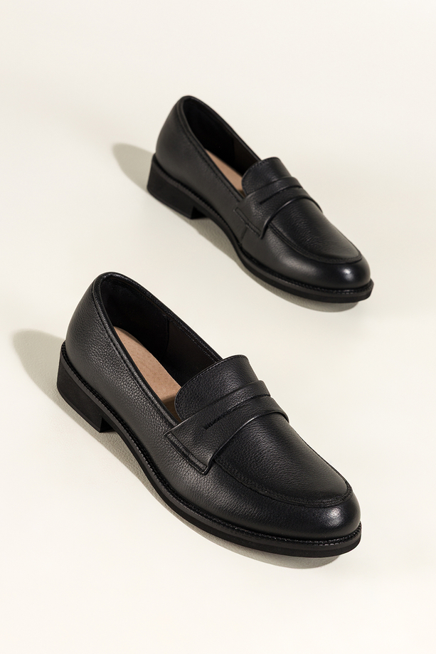 Czarne mokasyny skórzane damskie Sergio Leone na niskim szerokim obcasie ozdobny pasek na cholewce NP74887-H