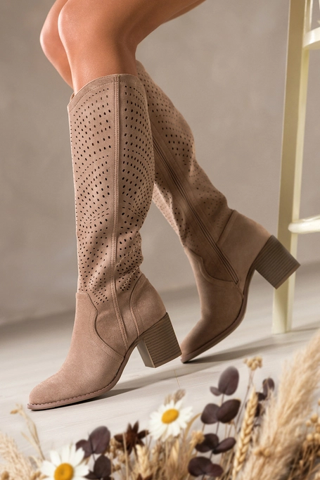 Ciemnobeżowe kozaki damskie przed kolano na słupku ażurowa cholewka Carla S748-7