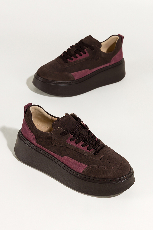 Czekoladowe sneakersy skórzane damskie buty sportowe na platformie bordowe wstawki na cholewce sznurowane PRODUKT POLSKI Casu M8734H6