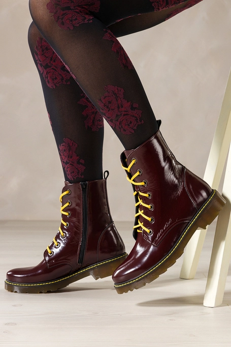 Bordowe botki skórzane damskie lakierowane glany na bieżnikowanej podeszwie z przeszyciami sznurowane PRODUKT POLSKI Casu 7293-ELTZ
