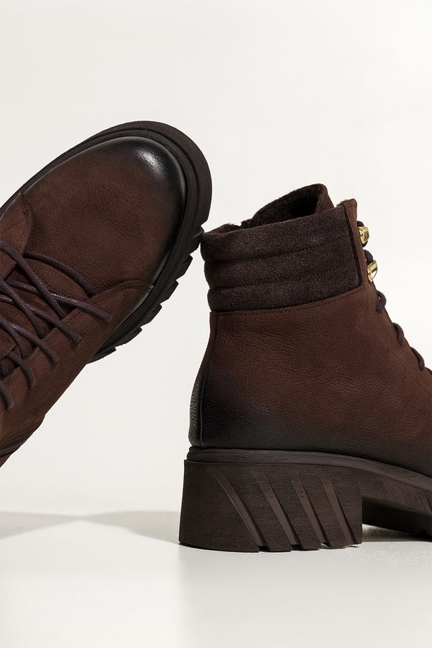 Czekoladowe botki skórzane damskie nubukowe na bieżnikowanej czekoladowej podeszwie sznurowane PRODUKT POLSKI Casu 8097