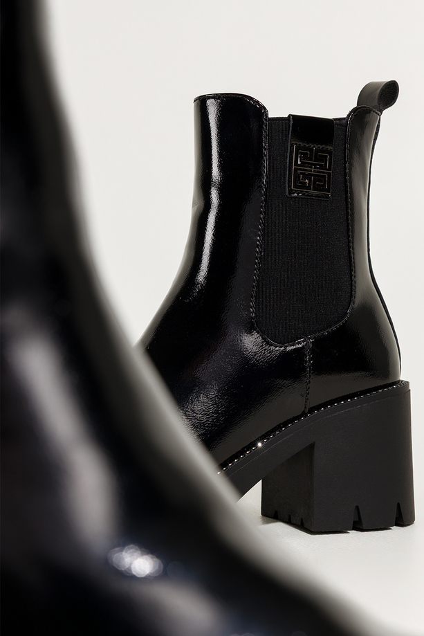 Czarne botki damskie lakierowane podeszwa z cyrkoniami bieżnikowany szeroki obcas guma w cholewce z ozdobą Casu SU679