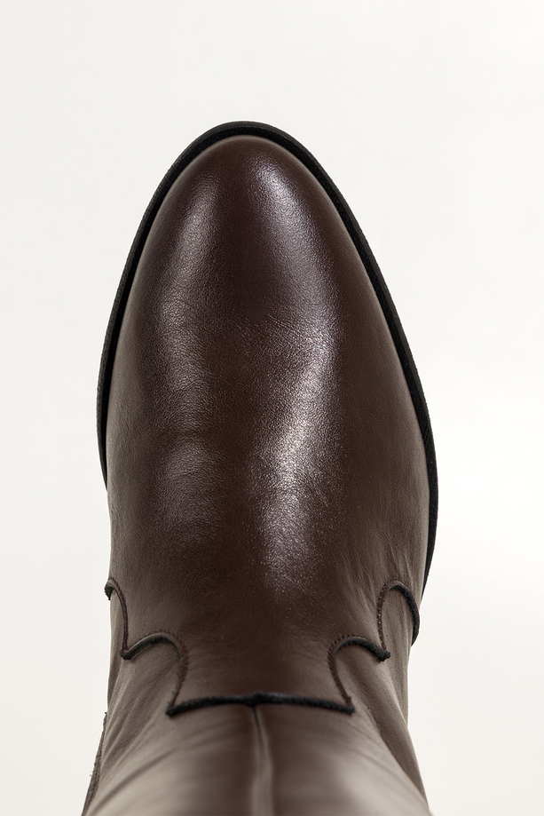 Czekoladowe kozaki skórzane damskie kowbojki do połowy łydki ścięty obcas wycięta cholewka z ozdobnymi paskami PRODUKT POLSKI Casu 6938-704