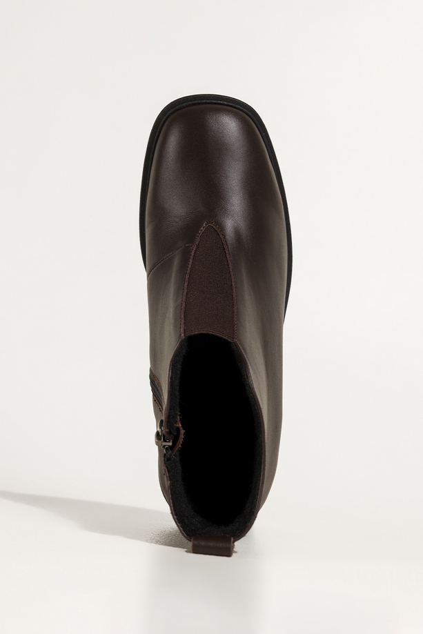 Czekoladowe botki skórzane damskie na niskim obcasie wycięta cholewka z elastyczną gumą PRODUKT POLSKI Casu 380