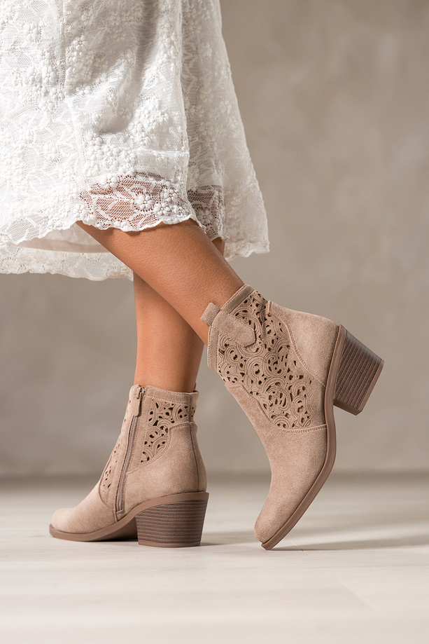 Beżowe botki damskie kowbojki ścięty obcas klocek ażurowa cholewka Carla S7477-7