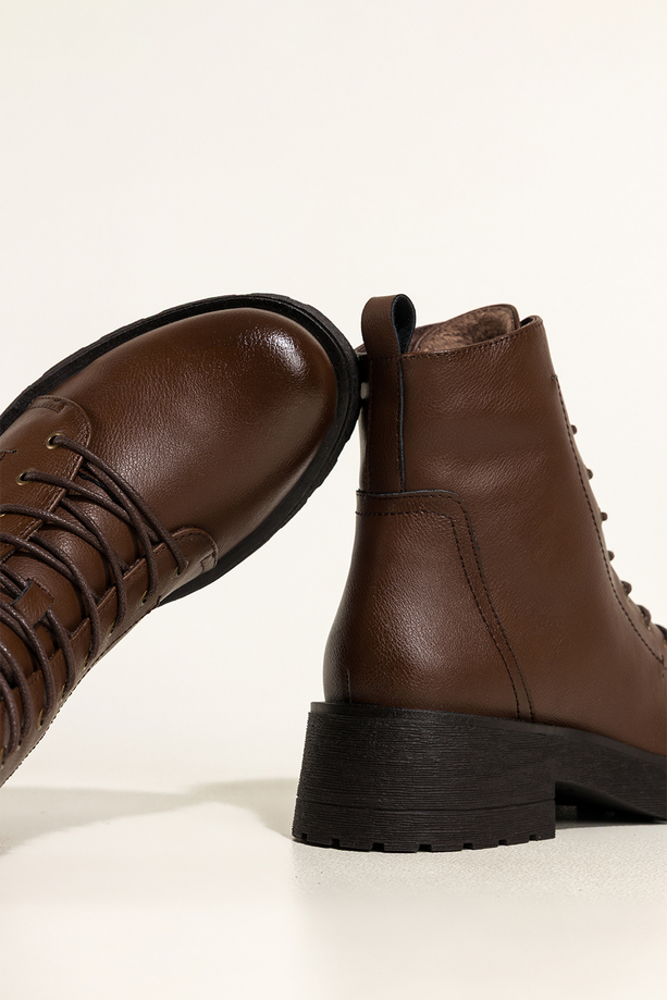 Ciemnobrązowe botki skórzane damskie Sergio Leone na bieżnikowanej platformie ozdobne przeszycia na cholewce sznurowane GI295-H