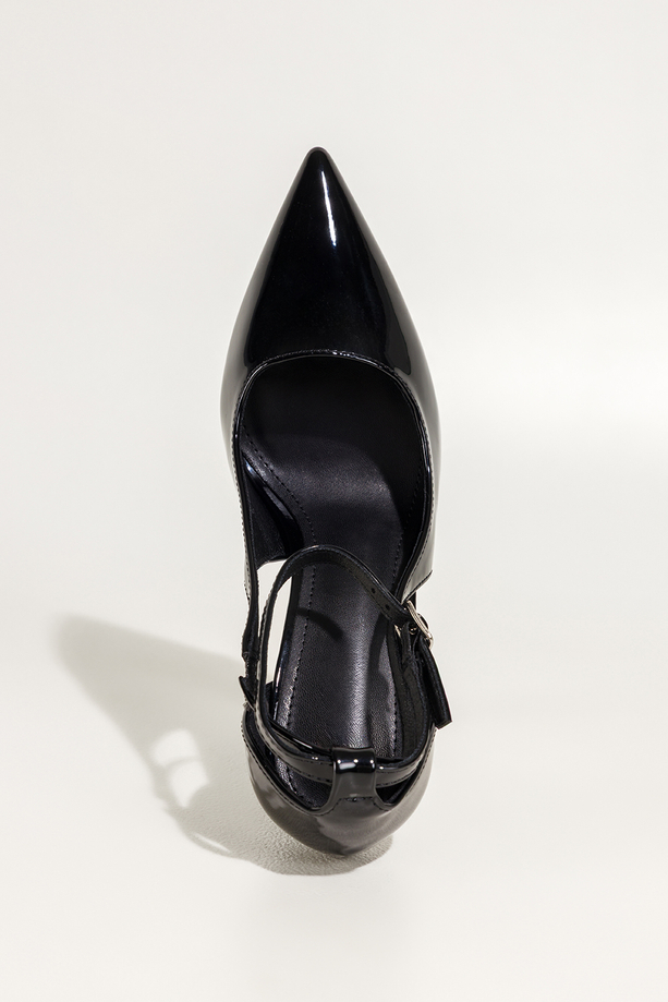 Czarne czółenka damskie szpilki lakierowane wycięcia na cholewce pasek wokół kostki Carla OV853K