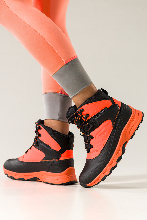 Czarne buty sportowe trekkingowe damskie wodoodporne na bieżnikowanej podeszwie sznurowane pomarańczowe wstawki Casu 7688-4D