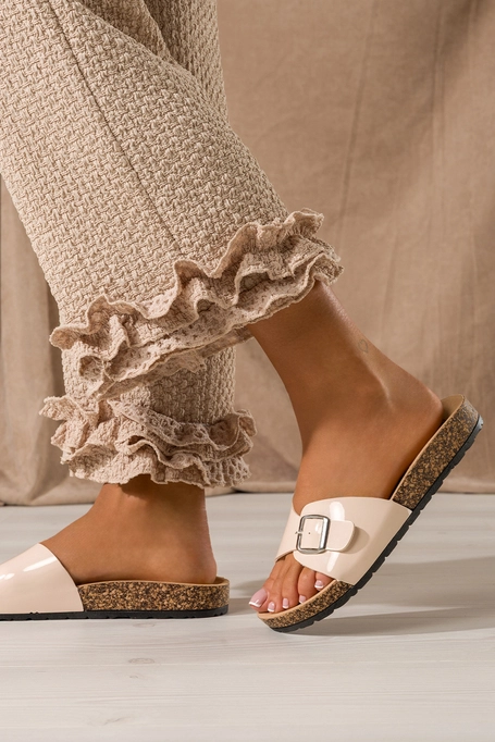 Beżowe klapki damskie lakierowane z klamrą na profilowanej korkowej podeszwie Carla WH-533