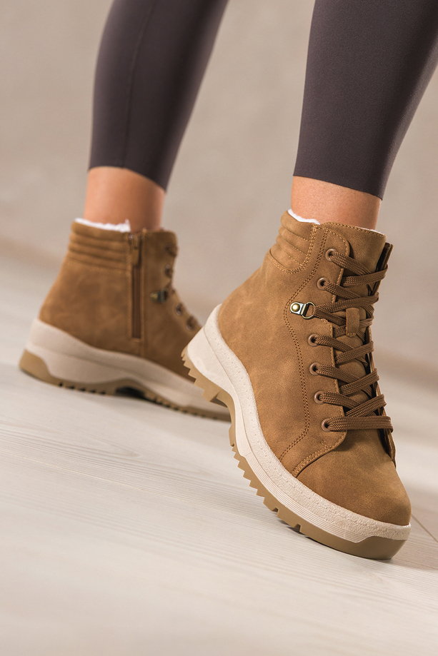 Camelowe botki damskie na bieżnikowanej elastycznej platformie sznurowane Casu 1911-6