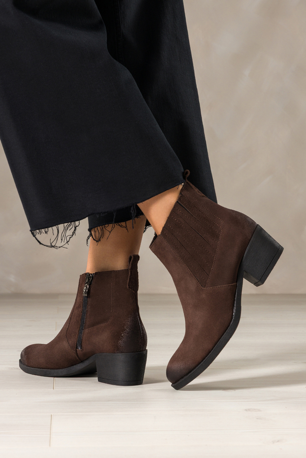 Czekoladowe botki skórzane damskie kowbojki na szerokim ściętym klocku guma w cholewce PRODUKT POLSKI Casu 39455