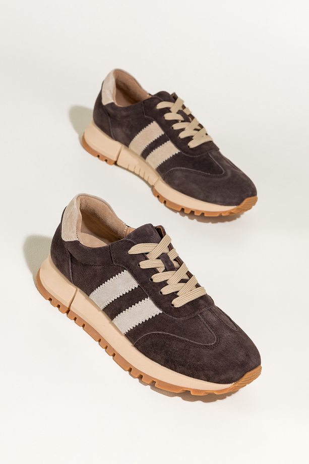 Czekoladowe sneakersy skórzane damskie buty sportowe na bieżnikowanej platformie beżowe wstawki sznurowane Carla TW-OC8919