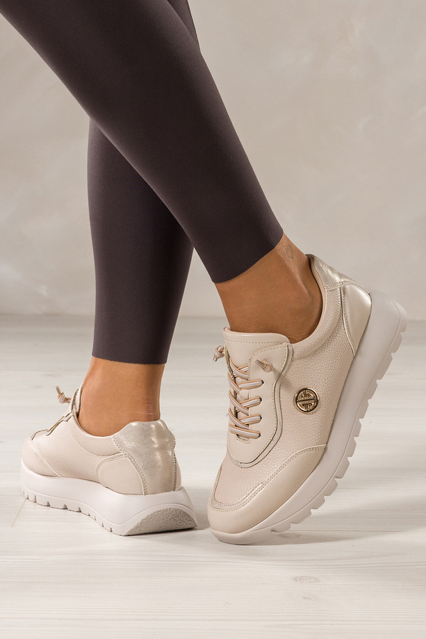 Beżowe sneakersy damskie buty sportowe na kremowej platformie elastyczne sznurówki złota ozdoba skórzana wkładka Carla QN0780-2