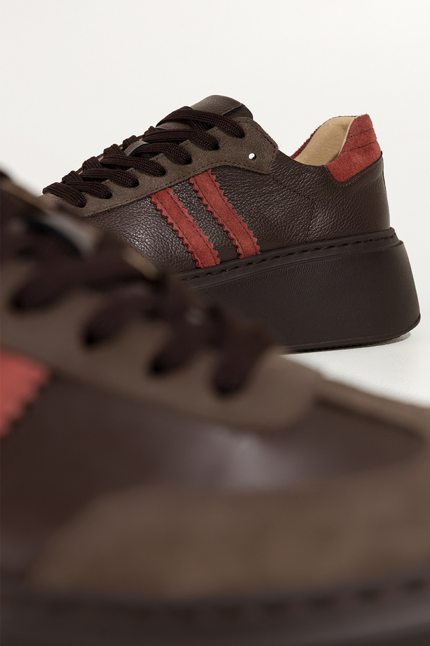 Czekoladowe sneakersy skórzane damskie buty sportowe na platformie z rudymi wstawkami sznurowane PRODUKT POLSKI Casu M8931H89