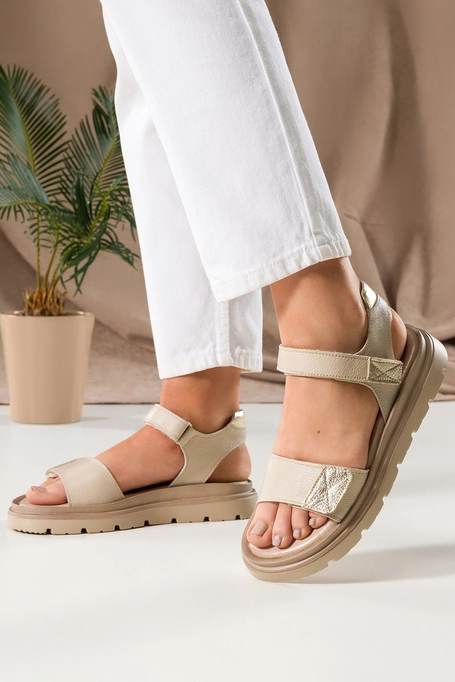 Beżowe sandały skórzane damskie na rzep bieżnikowana platforma złote dodatki PRODUKT POLSKI Casu 40443