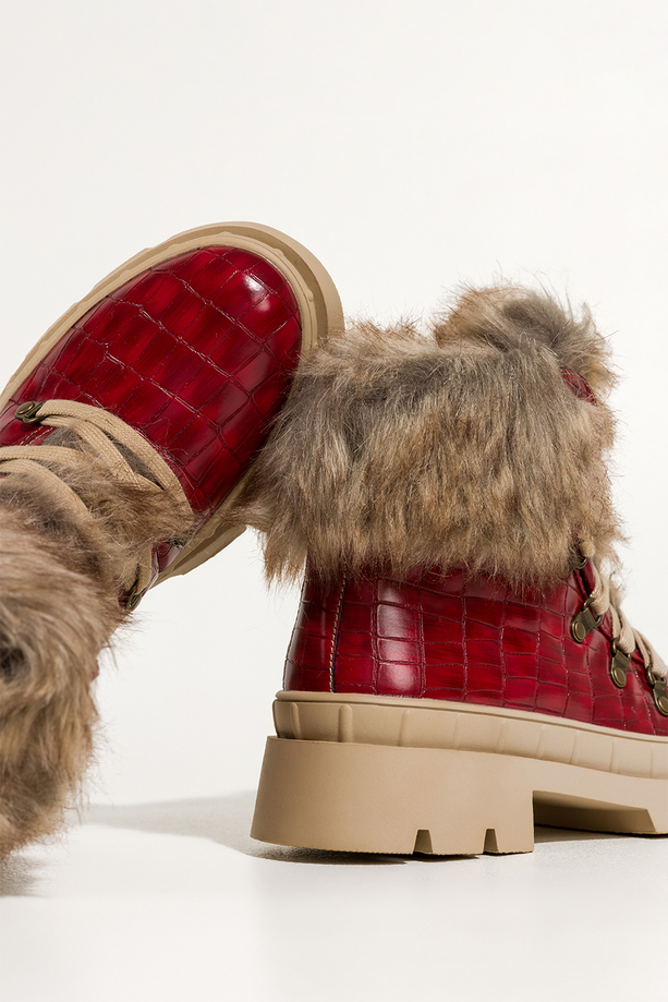 Czerwone botki śniegowce damskie trapery na bieżnikowanej platformie wykończone futerkiem krokodyli wzór sznurowane Carla TW-GO54
