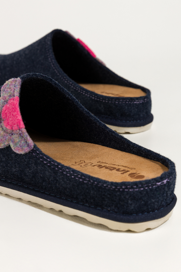Granatowe kapcie damskie Inblu obuwie domowe z wyjmowaną skórzaną wkładką ozdobny kwiat XH999956